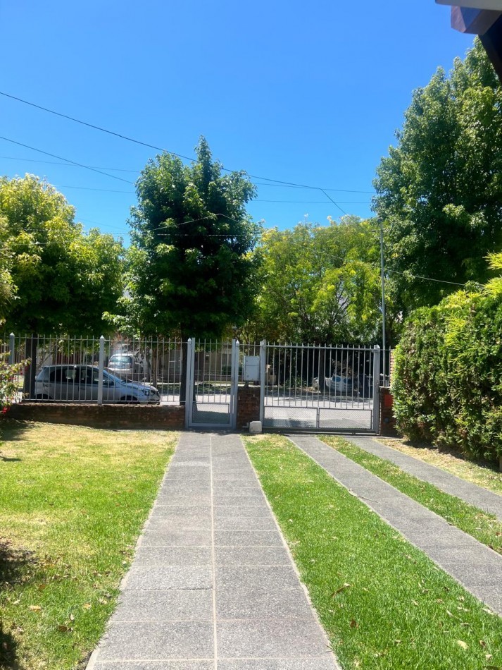 CHALET 4 AMB. CON PARQUE Y JARDIN AL FRENTE, EXCELENTE ESTADO, ZONA D E PRIVILEGIO....PYA. GRANDE, DIVINO ROSTRO