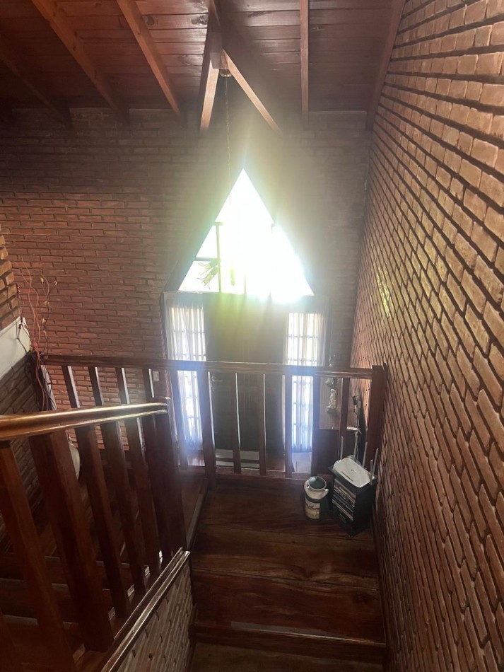 CHALET 4 AMB. CON PARQUE Y JARDIN AL FRENTE, EXCELENTE ESTADO, ZONA D E PRIVILEGIO....PYA. GRANDE, DIVINO ROSTRO