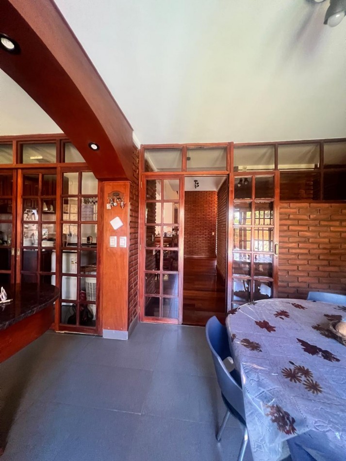 CHALET 4 AMB. CON PARQUE Y JARDIN AL FRENTE, EXCELENTE ESTADO, ZONA D E PRIVILEGIO....PYA. GRANDE, DIVINO ROSTRO