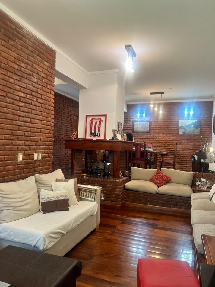 CHALET 4 AMB. CON PARQUE Y JARDIN AL FRENTE, EXCELENTE ESTADO, ZONA D E PRIVILEGIO....PYA. GRANDE, DIVINO ROSTRO