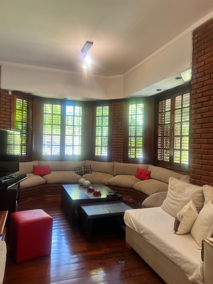 CHALET 4 AMB. CON PARQUE Y JARDIN AL FRENTE, EXCELENTE ESTADO, ZONA D E PRIVILEGIO....PYA. GRANDE, DIVINO ROSTRO