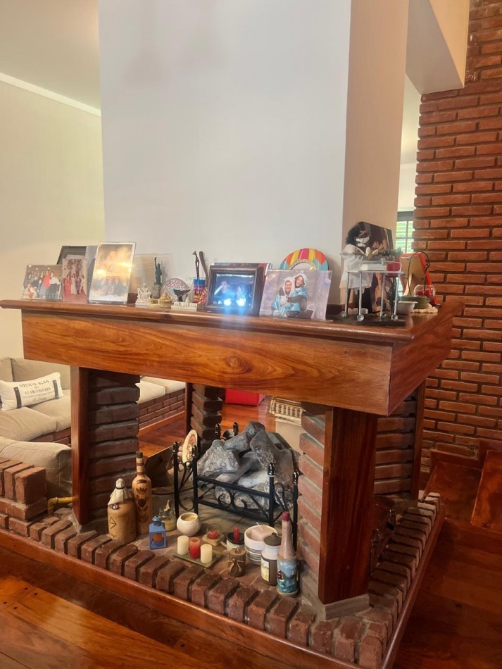 CHALET 4 AMB. CON PARQUE Y JARDIN AL FRENTE, EXCELENTE ESTADO, ZONA D E PRIVILEGIO....PYA. GRANDE, DIVINO ROSTRO