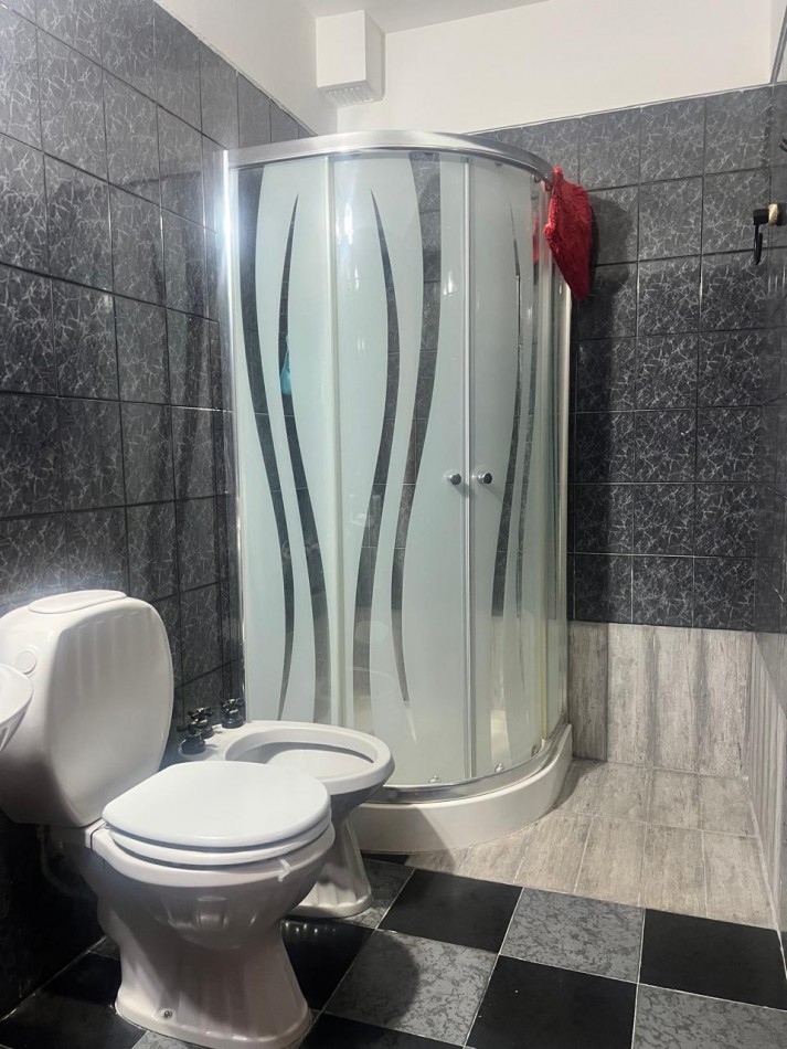 CHALET 4 AMB. CON PARQUE Y JARDIN AL FRENTE, EXCELENTE ESTADO, ZONA D E PRIVILEGIO....PYA. GRANDE, DIVINO ROSTRO