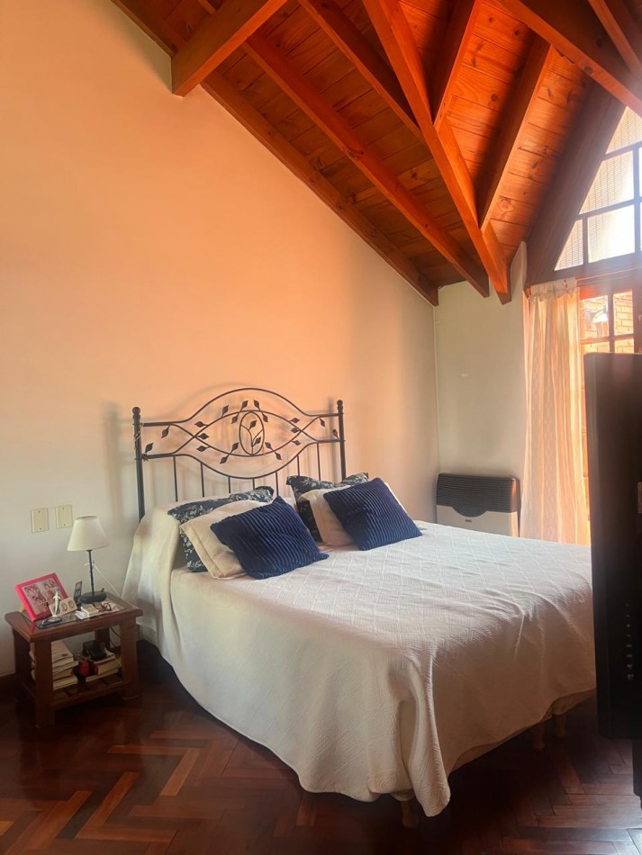 CHALET 4 AMB. CON PARQUE Y JARDIN AL FRENTE, EXCELENTE ESTADO, ZONA D E PRIVILEGIO....PYA. GRANDE, DIVINO ROSTRO