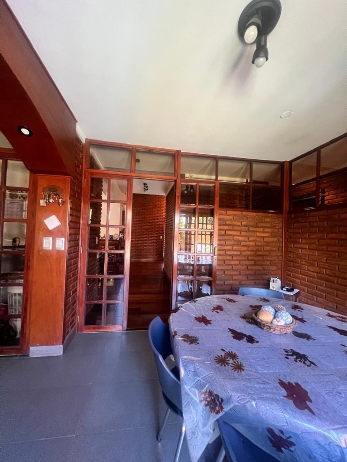 CHALET 4 AMB. CON PARQUE Y JARDIN AL FRENTE, EXCELENTE ESTADO, ZONA D E PRIVILEGIO....PYA. GRANDE, DIVINO ROSTRO