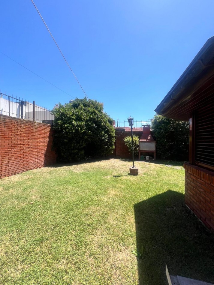 CHALET 4 AMB. CON PARQUE Y JARDIN AL FRENTE, EXCELENTE ESTADO, ZONA D E PRIVILEGIO....PYA. GRANDE, DIVINO ROSTRO