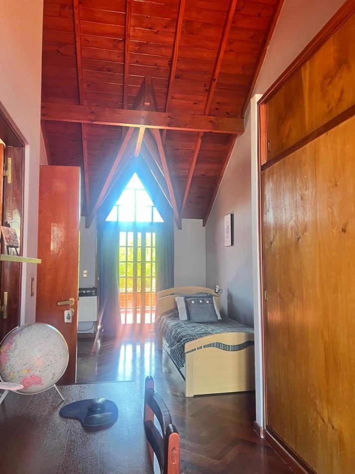 CHALET 4 AMB. CON PARQUE Y JARDIN AL FRENTE, EXCELENTE ESTADO, ZONA D E PRIVILEGIO....PYA. GRANDE, DIVINO ROSTRO