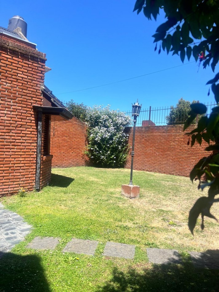 CHALET 4 AMB. CON PARQUE Y JARDIN AL FRENTE, EXCELENTE ESTADO, ZONA D E PRIVILEGIO....PYA. GRANDE, DIVINO ROSTRO