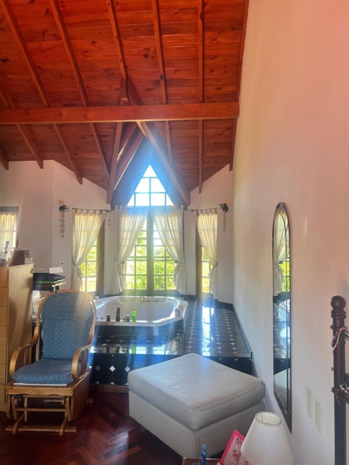 CHALET 4 AMB. CON PARQUE Y JARDIN AL FRENTE, EXCELENTE ESTADO, ZONA D E PRIVILEGIO....PYA. GRANDE, DIVINO ROSTRO