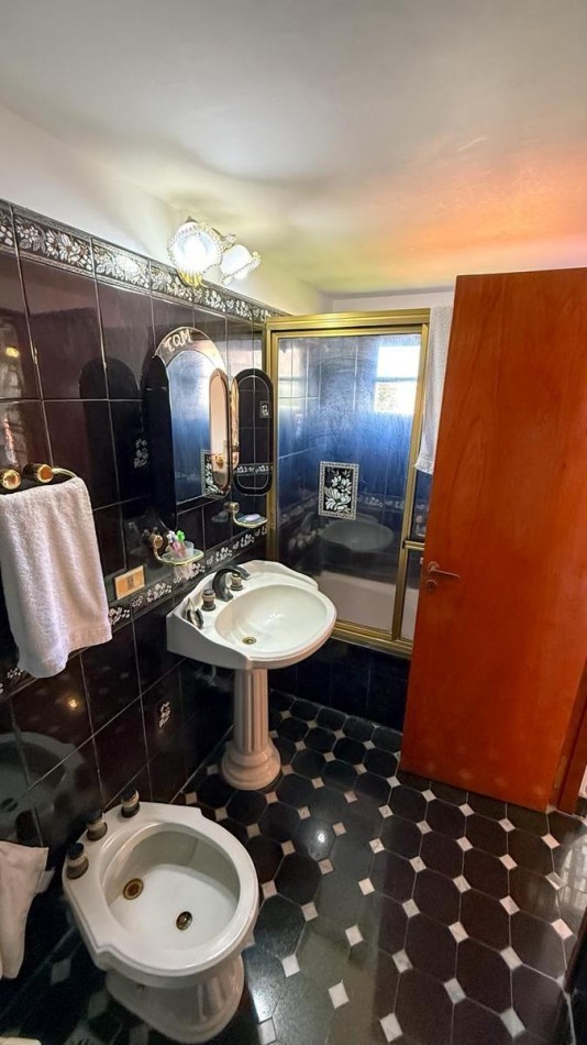 CHALET 4 AMB. CON PARQUE Y JARDIN AL FRENTE, EXCELENTE ESTADO, ZONA D E PRIVILEGIO....PYA. GRANDE, DIVINO ROSTRO