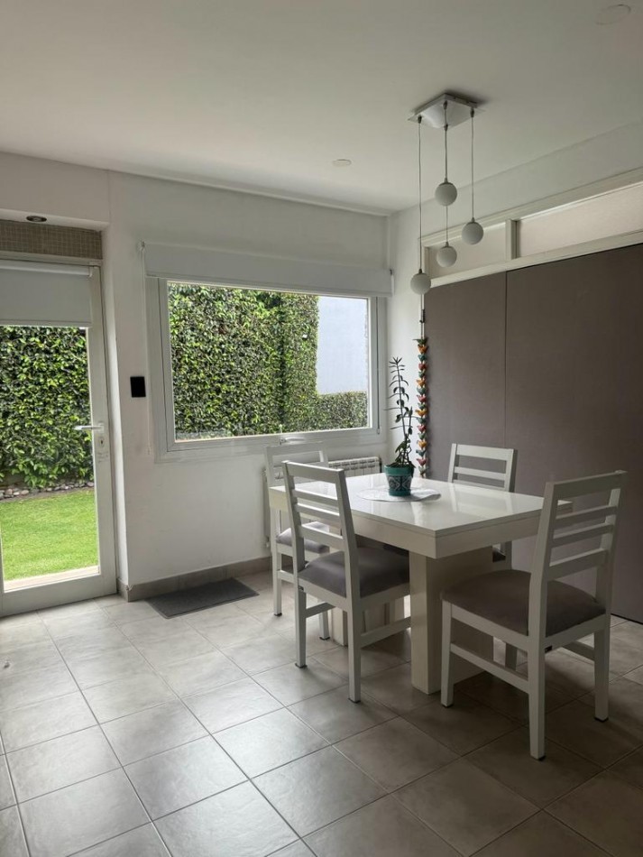 MAR DEL PLATA ALQUILER, ANUAL, IMPORTANTE CHALET DE 5 AMB. CON PARQUE Y PISCINA