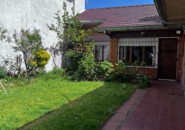 VENTA CHALET DESARROLLADO EN UNA SOLA PLANTA, CON PARQUE Y PATIO,  EMPALZADO EN   EXCELENTE ZONA, a 7 cuadras del mar