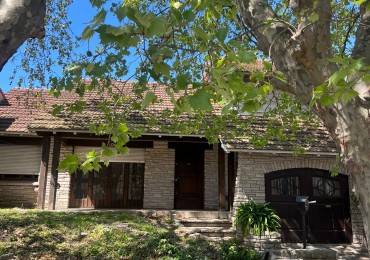 VENTA Chalet de estilo clasico 4 amb con dependencias, garaje, quincho y parque en Chauvin 