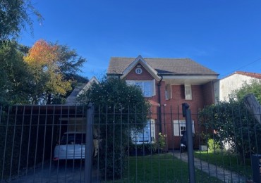 VENTA EN ZONA LOS PINARES, HERMOSO CHALET DE 4 DORMITORIOS, GARAGE, QUINCHO PARQUE Y PISCINA, IMPECABLE ESTADO Y CALIDAD