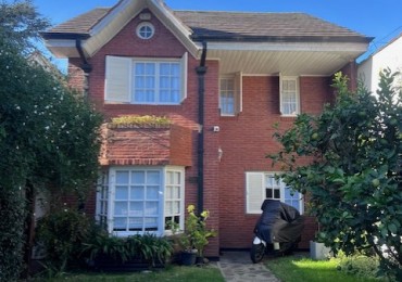 VENTA EN ZONA LOS PINARES, HERMOSO CHALET DE 4 DORMITORIOS, GARAGE, QUINCHO PARQUE Y PISCINA, IMPECABLE ESTADO Y CALIDAD