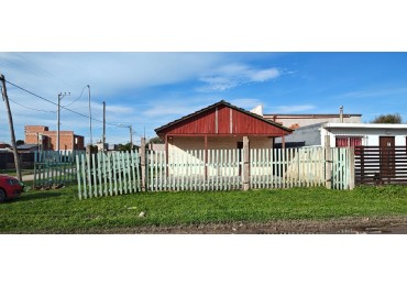 CHALET EN VENTA, ZONA CAMET,  A 200 MTS. DEL MAR ,  3 AMB.Y PARQUE