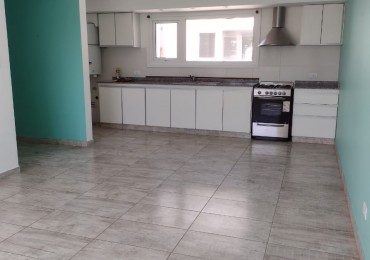 Alquiler 24 meses tres ambientes, primer piso por escalera, contrafrente , super luminoso!