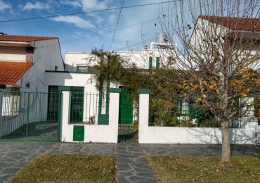 Casa cuatro ambientes con cochera y parque en zona la perla 