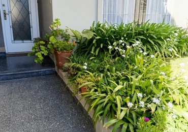 ALQUILER 24 MESES, ZONA SAN JOSE, CHALET DE 3 AMB. CON GARAJE Y PATIO.