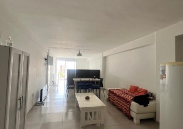 VENTA DPTO. 1 AMB., ZONA LA PERLA, CON BALCON Y ESPACIO DE COCHERA