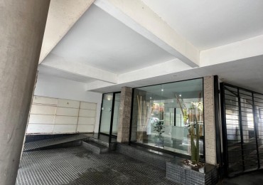 VENTA DPTO. 1 AMB., ZONA LA PERLA, CON BALCON Y ESPACIO DE COCHERA