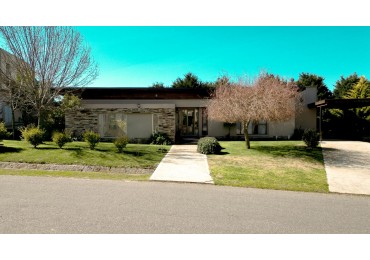 venta RUMENCO corte  moderno,  excelente diseño,  gusto y confort, parque, piscina climatizada, galeria cubierta, bauleras de guardado, entrada para varios autos, optima eleccion !!!!