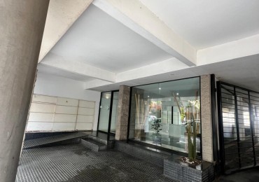 VENTA DPTO. 1 AMB., ZONA LA PERLA, CON BALCON Y ESPACIO DE COCHERA
